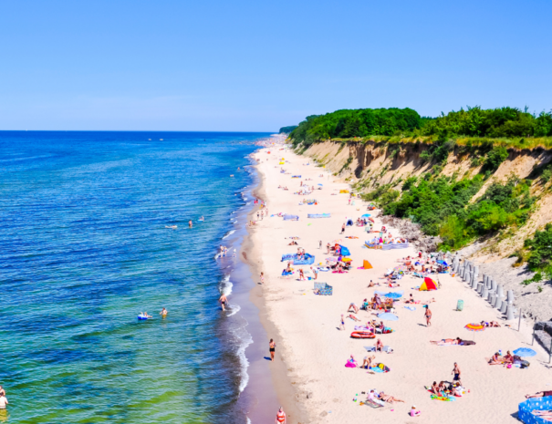Domki nad morzem Sarbinowo – komfortowe noclegi blisko plaży, idealne na rodzinne wakacje i relaks nad Bałtykiem.