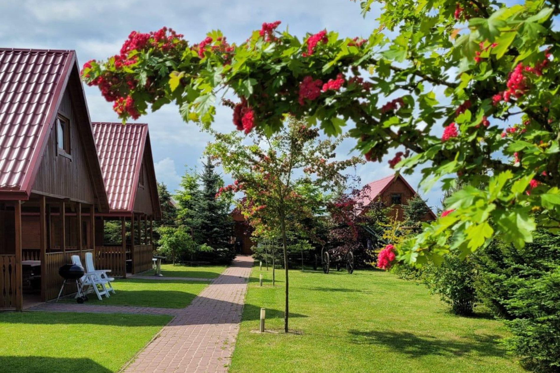 Domki Sarbinowo – komfortowe i nowoczesne noclegi blisko morza, idealne na rodzinny wypoczynek nad Bałtykiem.