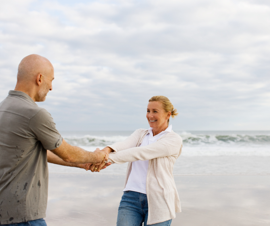 Romantyczny weekend nad morzem Sarbinowo – Ranczo w Dolinie Romantyczny weekend nad morzem w Sarbinowie – para spacerująca po plaży o zachodzie słońca